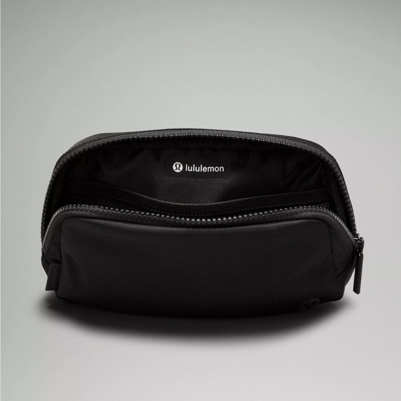Lululemon Everywhere Crossbody Belt Bag 1L - Black - Picture 3 of 6